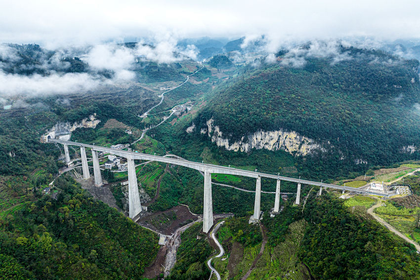 馮家寨特大橋。成都鐵路供圖